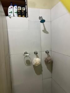 劳托卡“Marley’s Home“的浴室内配有带2个水龙头的淋浴