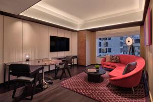 上海上海中山公园凯悦尚萃酒店的客厅配有红色的沙发和桌子