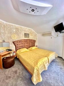 索佐波尔Hotel The Golden fish的一间卧室配有一张带黄色床罩的大床