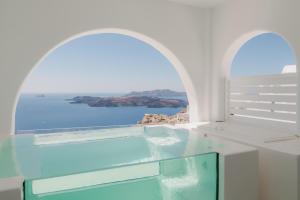 费拉Apeiron Blue Santorini - Sustainable Adults Only 14 Plus的海景白色客房中的游泳池