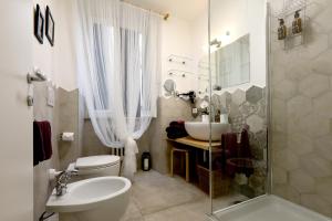 罗马塔塔住宿加早餐酒店的一间带水槽、卫生间和淋浴的浴室
