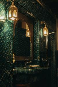 马拉喀什NOSADE Venue的绿色瓷砖浴室设有水槽和镜子