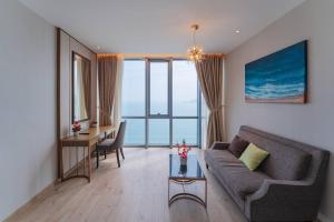 芽庄Panorama Superview Nha Trang Apartment的客厅配有沙发和桌子