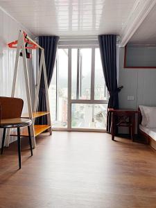 三岛县Chân Mây Tam Đảo的一间卧室设有一张双层床和大窗户。