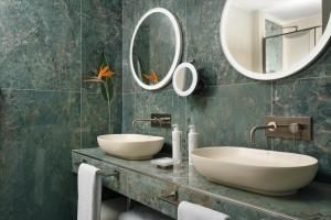 罗马FH55 Grand Hotel Palatino的浴室设有2个水槽和2面镜子