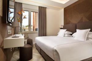 罗马FH55 Grand Hotel Palatino的酒店客房设有床和窗户。