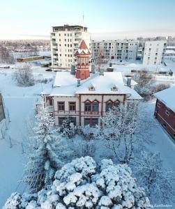 奥卢Hostel Cafe Huvila的一座被雪覆盖的城市建筑