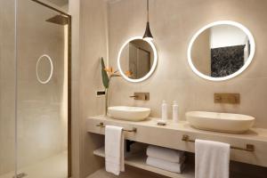 罗马FH55 Grand Hotel Palatino的浴室设有2个水槽和2面镜子