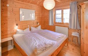 HayingenFerienhaus Donau 102的小木屋内一间卧室,配有一张床