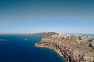 梅加洛克里Nelya Suites的海洋岩石岛的空中景观