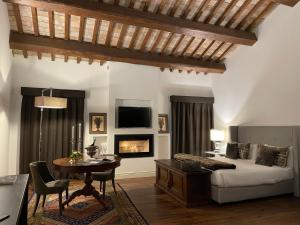 奇维塔卡斯泰拉纳Residenza Palazzo Fortuna - Boutique Hotel的一间卧室配有一张床、一张桌子和一张桌子