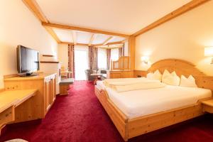 施图拜河谷新施蒂夫特贝格克里斯塔尔阿克迪弗及维塔尔酒店的一间酒店客房,配有一张大床和一台平面电视