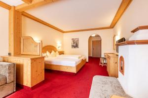 施图拜河谷新施蒂夫特贝格克里斯塔尔阿克迪弗及维塔尔酒店的一间卧室配有一张大床和红地毯