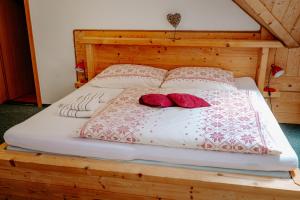 兹蒂尔Penzión Sova Ždiar的床上有两个红色枕头的床