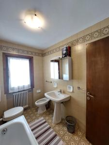 摩德纳迪-坎皮格里奥Quadrilocale Alberti - Residence dei Fiori的一间带水槽、卫生间和镜子的浴室
