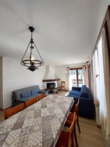 摩德纳迪-坎皮格里奥Quadrilocale Alberti - Residence dei Fiori的一间带桌子和蓝色沙发的用餐室