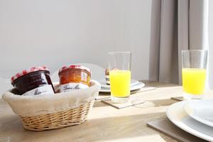 纽波特Gwent View by Tŷ SA的一张桌子,上面放着一篮子的食物和橙汁