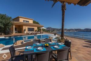 Villa Estrella de Moraira by Abahana Luxe内部或周边的泳池