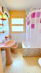 罗萨斯Cap llarg的一间带水槽、卫生间和淋浴的浴室