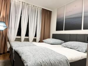 杜塞尔多夫Nice Apartment in Düsseldorf的卧室设有2张位于窗户前的床铺。