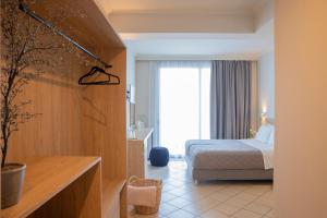 帕拉塔蒙Zefyros Sea View Hotel的酒店客房设有床和窗户。