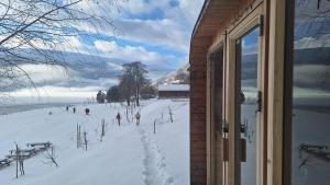 沃斯沃斯方德拉汉姆旅舍的一群在雪中滑雪的人