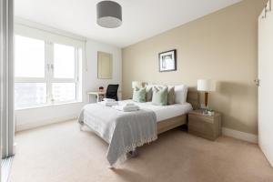 伦敦The Islington Collection的白色的卧室设有床和窗户