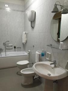 布林迪西巴尔索缇酒店的一间带水槽、卫生间和镜子的浴室