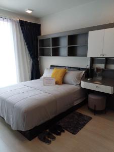 Klong ToiSukhumvit Soi 10 Stay in Style的一间卧室配有一张大床和一张书桌