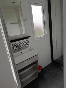 Oye-PlageMobilhome Indien的一间带水槽和窗户的小浴室