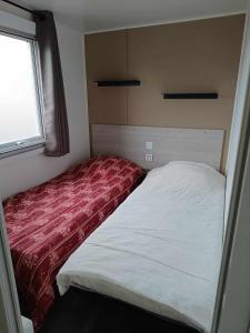 Oye-PlageMobilhome Indien的一个小房间的小床,设有窗户