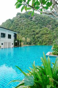 淡文JOMSTAY Sunway Onsen Suites Ipoh - Lost World of Tambun Ipoh Waterpark的一座山地游泳池