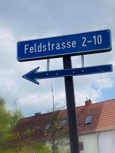 哥达Gästehaus Theo的蓝色的街道标志,表示二号的喜悦