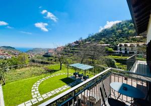 阿杰罗拉La Villa Carmelina的享有公园景色的房屋阳台