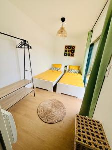奥登河畔的布雷特维尔Evasion tropicale的客房设有两张床和窗户。