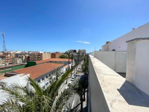 贝尼卡洛Apartamentos Playa de Benicarló 3000的从棕榈树建筑的阳台上可欣赏到风景