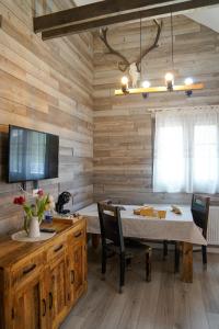 伯伊莱图什纳德Kata - Lak的用餐室设有木墙和桌椅