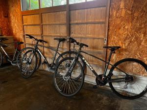 海津市Makino Kogen 123 Building / Vacation STAY 79154的两辆自行车停在车库的墙上