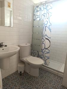 圣玛丽亚港Apartamentos Aloha 2 Centro El Puerto de Santa Maria的浴室配有卫生间、盥洗盆和淋浴。