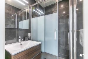 勒瓦卢瓦-佩雷MBA Levallois Splendide Appart - Proche Paris的一间带水槽和淋浴的浴室