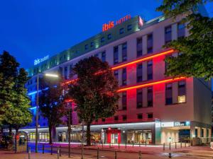 柏林柏林选帝侯大街宜必思快捷酒店的建筑的侧面有红灯