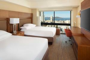 旧金山旧金山联合广场凯悦酒店的酒店客房配有两张床和一张书桌