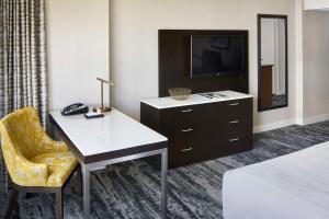 温哥华温哥华凯悦酒店的配有书桌和电视的酒店客房
