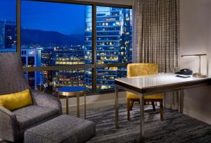 温哥华温哥华凯悦酒店的客房设有书桌、椅子和窗户。