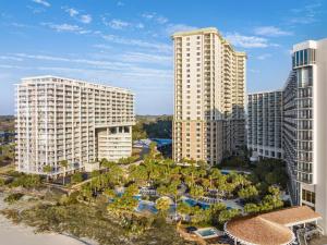 默特尔比奇Royale Palms Condominiums的享有高楼度假村的空中景致