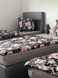 哥达Fewo 2的卧室内设有两张床,带鲜花