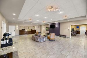 LovingtonComfort Inn & Suites的带沙发的大型大堂和客厅