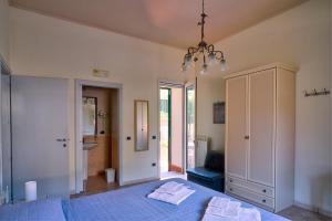 泰卡斯Casa Vacanze Il Gatto Rosso的一间卧室配有蓝色的床和吊灯。