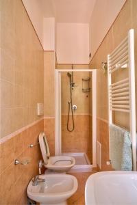 泰卡斯Casa Vacanze Il Gatto Rosso的一间带两个卫生间和淋浴的浴室