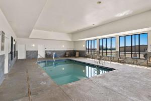 LovingtonComfort Inn & Suites的一座带窗户的大型游泳池